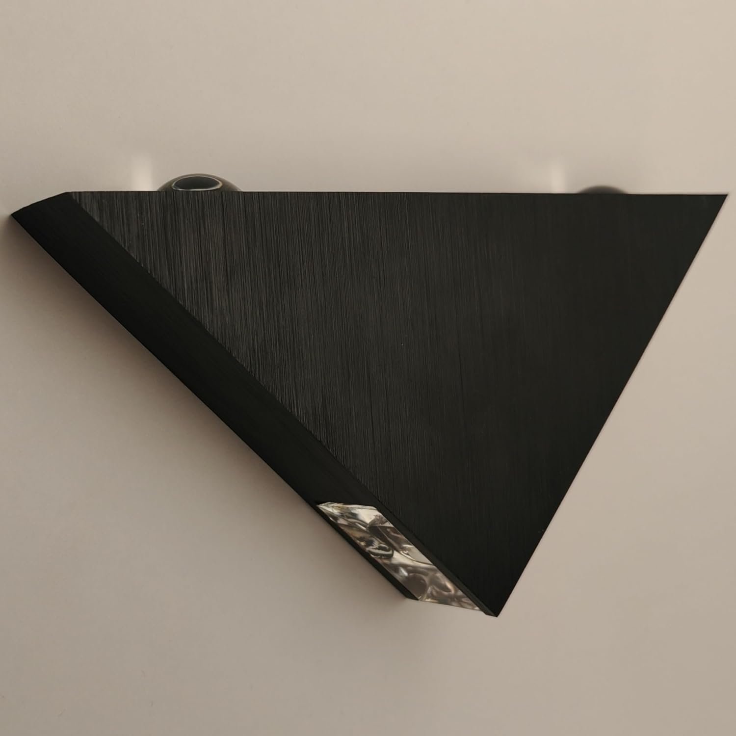 أبليك . اب داون حائط LED مودرن شكل مثلث بـ 3 نقاط إضاءة (2 وات لكل نقطة ) أسود بإضاءة لأعلى ولأسفل للديكور الداخلي . اجمالى الاضائة 6W - صورة 2
