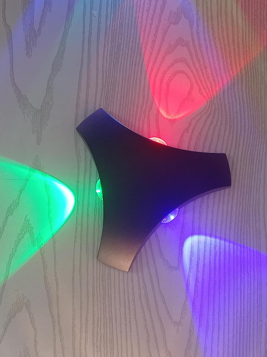 هوم لايت أبليك حائط LED معدني ثلاثي الاتجاهات، إضاءة RGB ملونة، هيكل أسود، 3 وات، 20×20×3 سم، للمداخل والصالات وغرف الألعاب - صورة 3